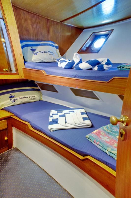 sharing-bathroom-cabin-liveaboard-king-snefro-6